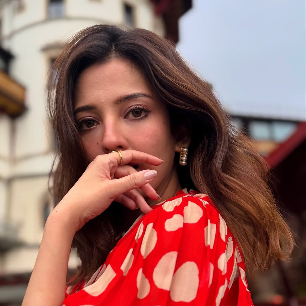 Barkha Singh in Mizuki Pearl Studs –  highlighting its pearl elegance and sophisticated charm, part of Nishani’s Mizuki Collection.