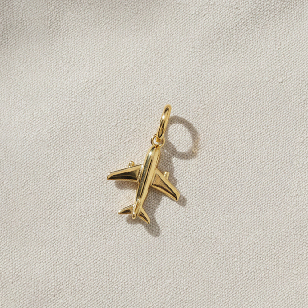Gold-plated 925 silver charm from the Enishi collection, symbolizing friendship and connection — flat lay shot.