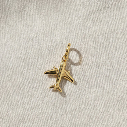 Gold-plated 925 silver charm from the Enishi collection, symbolizing friendship and connection — flat lay shot.