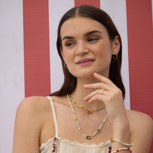 Gold-plated 925 silver necklace from the Enishi collection, colourful and modern — model - full look shot.