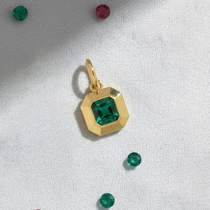 Flat Lay of KiraKira Emerald Charm | 925 Silver Gold-Plated from Nishani’s Kira Kira festive collection — handcrafted emerald jewelry, charm in gold-plated 925 silver.