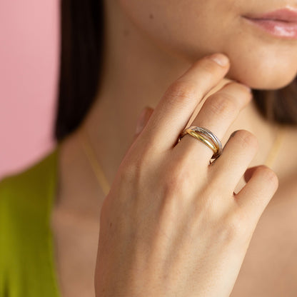 Gold and rhodium interlinked ring in 925 silver, fluid dual-tone statement piece — model - close-up shot.
