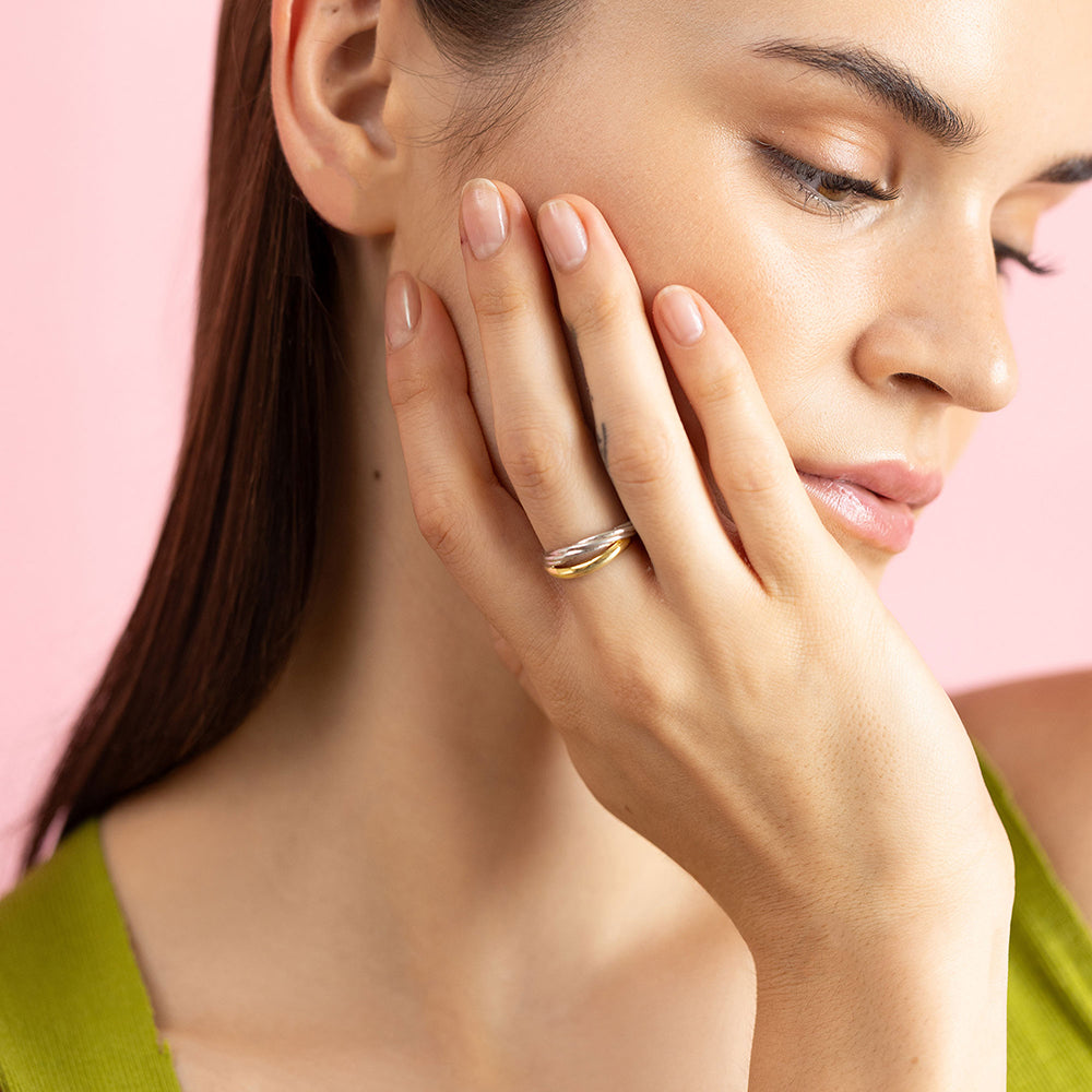 Gold and rhodium interlinked ring in 925 silver, fluid dual-tone statement piece — model - full look shot.