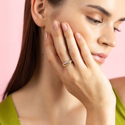 Gold and rhodium interlinked ring in 925 silver, fluid dual-tone statement piece — model - full look shot.