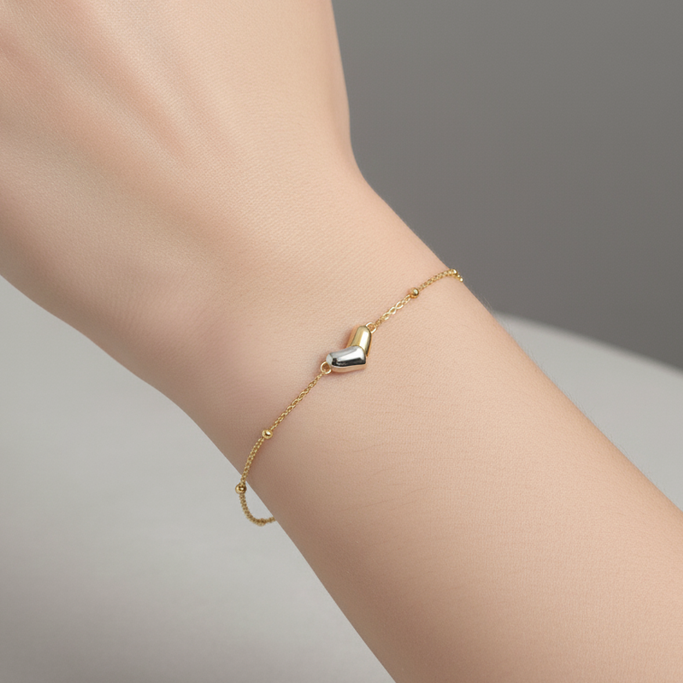 Gold and rhodium organic heart bracelet in 925 silver, sculptural and romantic — model - full look shot.