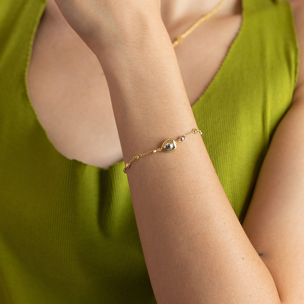 Gold and rhodium puffed bracelet in 925 silver, statement dual-tone wristwear — model - full look shot.