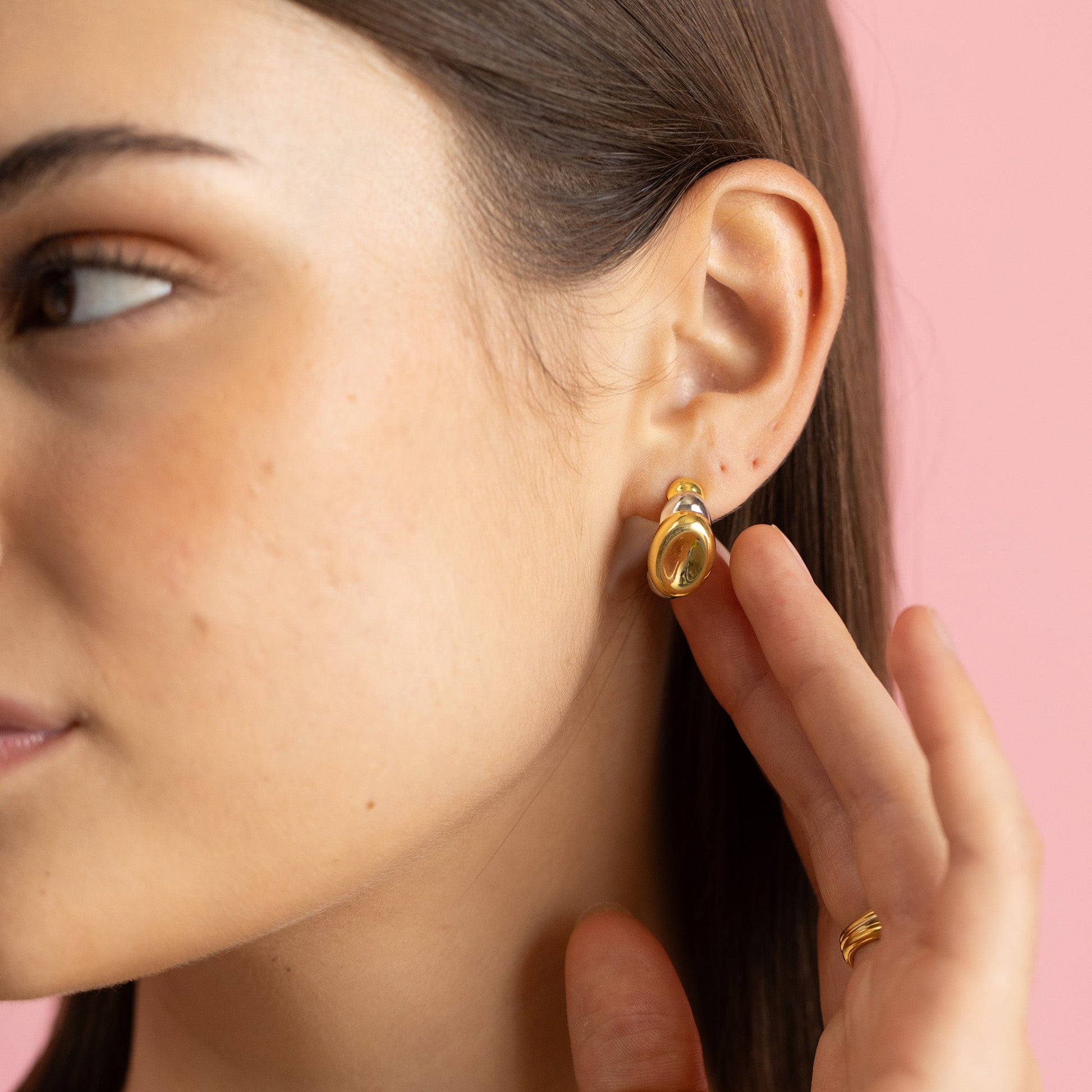 Gold and rhodium puffed hoops in 925 silver, voluminous dual-tone earrings — model - full look shot.