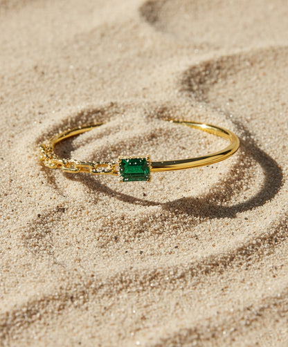 Flat Lay of KiraKira Emerald Cuff | 925 Silver Gold-Plated from Nishani’s Kira Kira festive collection — handcrafted emerald jewelry, bracelet in gold-plated 925 silver.