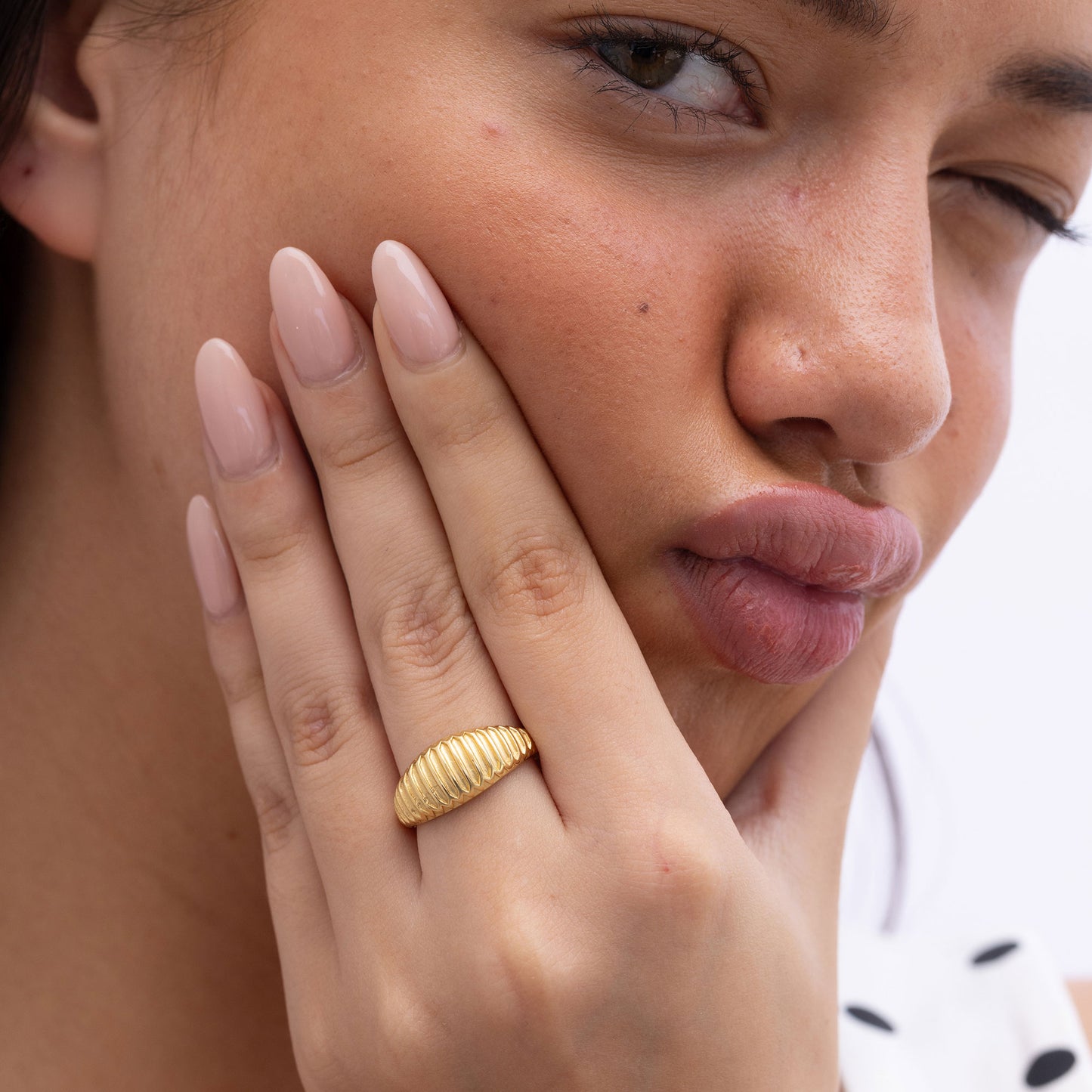 Model Image 1 of Ukiyo Ridges Ring — a minimal, gold-plated 925 silver design crafted for everyday wear from Nishani’s Ukiyo collection.