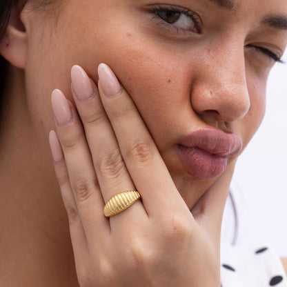 Model Image 1 of Ukiyo Ridges Ring — a minimal, gold-plated 925 silver design crafted for everyday wear from Nishani’s Ukiyo collection.