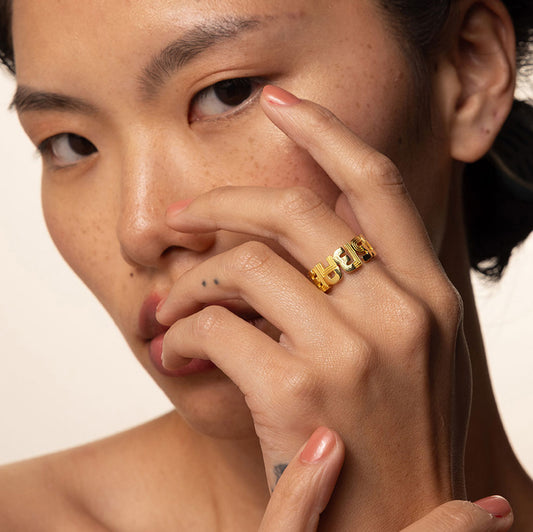 Sophisticated Boss Babe ring made of 925 silver with gold plating, a statement of confidence and style.