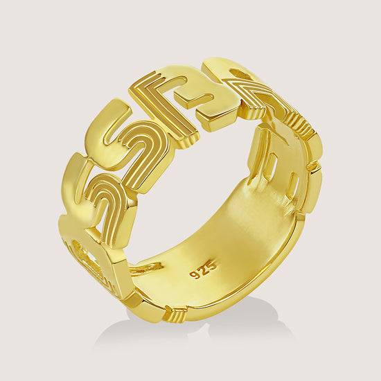 Sophisticated Boss Babe ring made of 925 silver with gold plating, a statement of confidence and style.