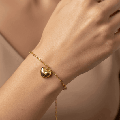 heart charm bracelet crafted in 925 sterling silver, available in gold and rhodium-plated finish
